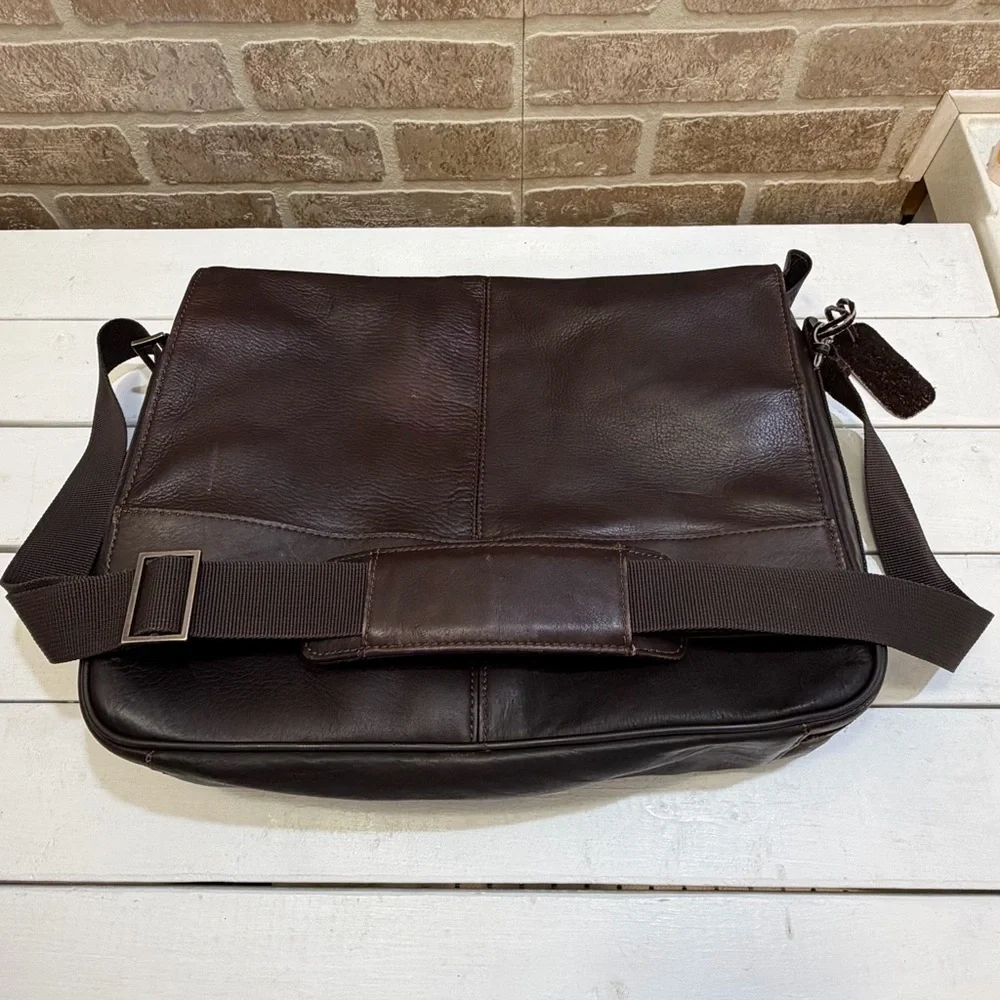 KENNETH COLE REACTION COLOMBIAN LEATHER CROSSBODY MESSENGER BAG